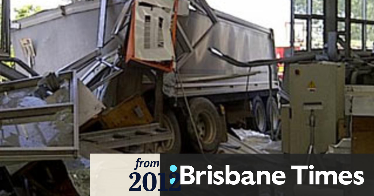 Truck crashes into building on Kingsford Smith Drive